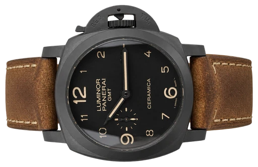 Titel: Luminor 1950 3 Days GMT Automatic
Mærke: Panerai
Model: Luminor 1950 3 Days GMT Automatic
Ref.: PAM00444
Årgang: 2015
Tilbehør: Boks og Papirer
Stand: 8.5 (Brugt)
Pris: 49.000 kr.
Diameter: 44mm
Funktioner: GMT, Dato
Skivefarve: Sort
Rem: Læder
Kassemateriale: Keramik
Kategori: Sport
Køn: Herre
Match: 100.0%
Billedet ejes af Wine & Watches (699929) Et Panerai ur