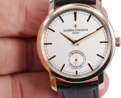 Title: Traditionelle (reserveret)
Brand: Vacheron Constantin
Model: Traditionelle
Ref: 82172R
Category: Dress
Diameter: 38mm
Functions: Dato
Year: 2021
Price: 105000
Condition: 8.5
Dial Color: Hvid
Strap: Læder
Case material: Guld
Gender: Herre
Match: 100.0%
Billedet er ejet af Wine & Watches (608970) Et Vacheron Constantin ur