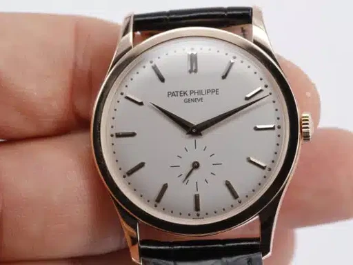 Title: Calatrava (New)
Brand: Patek Philippe
Model: Calatrava
Ref: 5196R
Category: Dress
Diameter: 37mm
Functions: Dato
Year: null
Price: 135000
Condition: undefined
Dial Color: Sølv
Strap: Læder
Case material: Guld
Gender: Herre
Match: 100.0%
Billedet er ejet af Wine & Watches (484991) Et Patek Philippe ur
