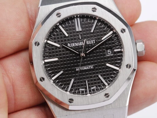 Title: ROYAL OAK (New)
Brand: Audemars Piguet
Model: Royal Oak
Ref: 15400ST
Category: Sport
Diameter: 41mm
Functions: Dato
Year: 2016
Price: 239000
Condition: 8.5
Dial Color: Sort
Strap: Metal
Case material: Stål
Gender: Herre
Match: 100.0%
Billedet er ejet af Wine & Watches (545395) Et Audemars Piguet ur